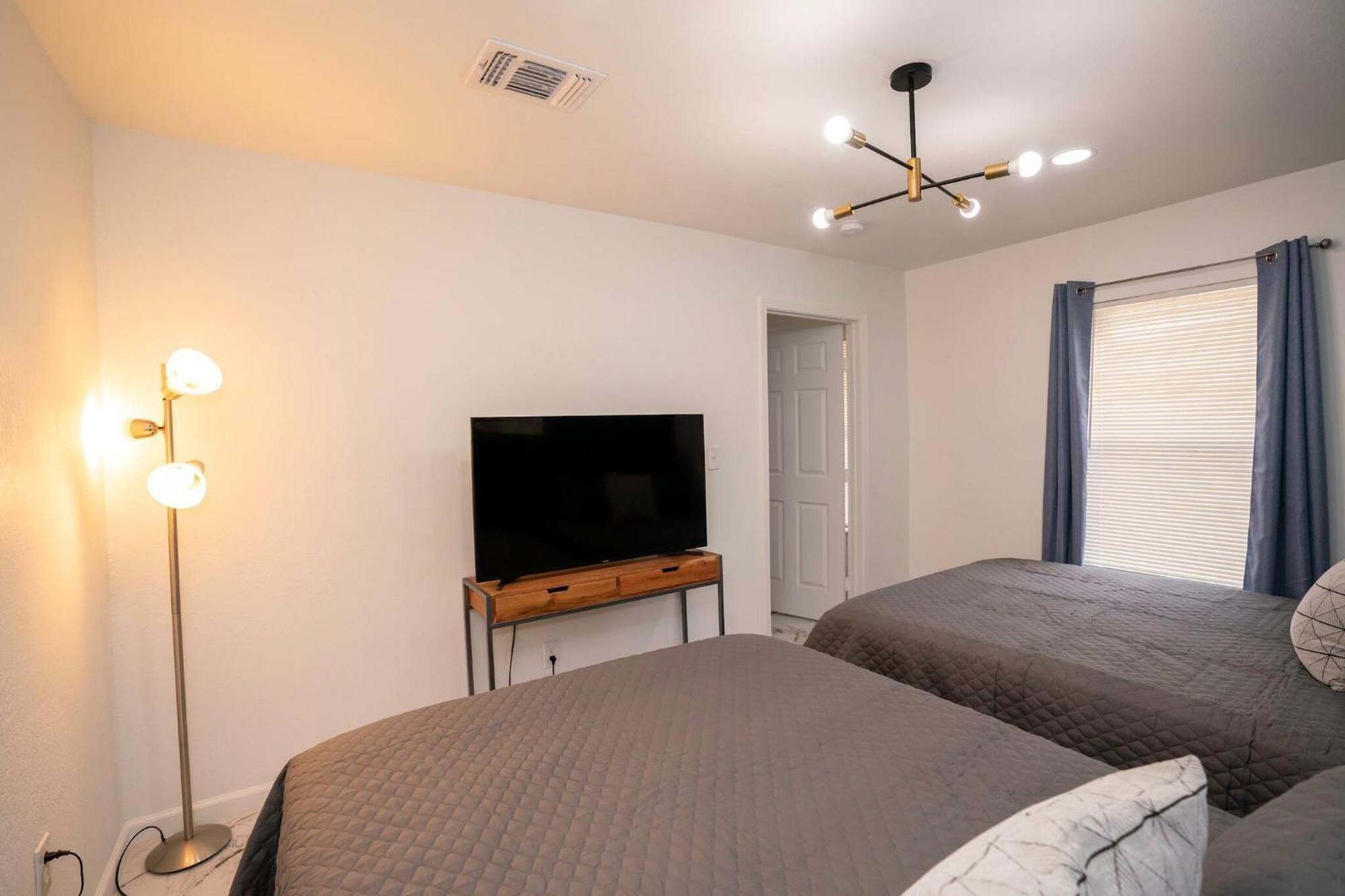 Stylish~renovated 4br/2bat 3minairport 10mindowtn Holiday home