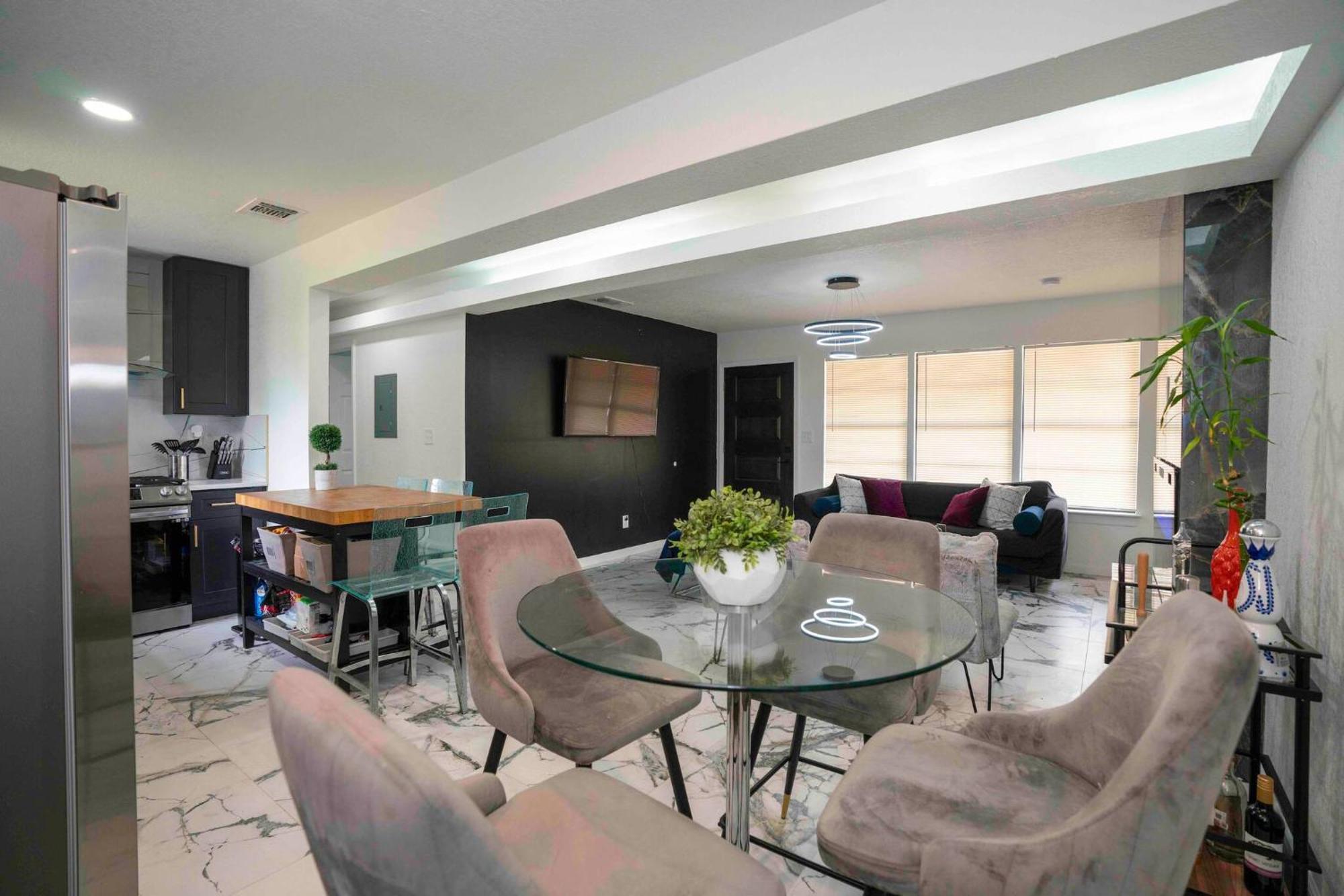 Holiday home Stylish~renovated 4br/2bat 3minairport 10mindowtn San Antonio