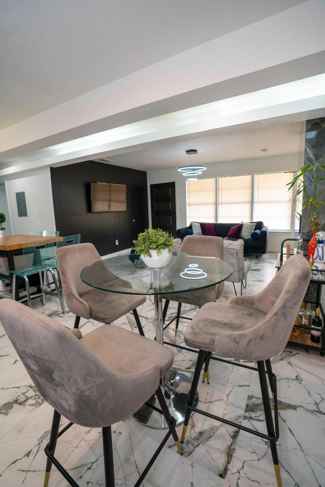Holiday home Stylish~renovated 4br/2bat 3minairport 10mindowtn