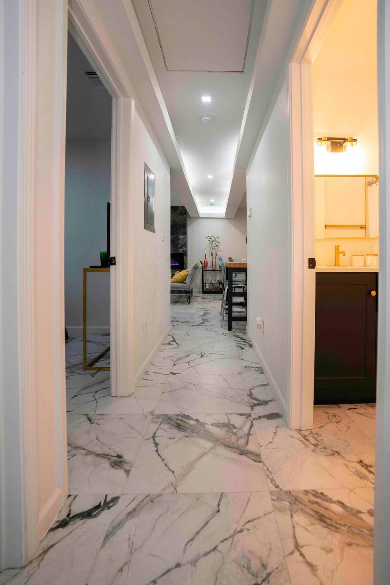 Holiday home Stylish~renovated 4br/2bat 3minairport 10mindowtn