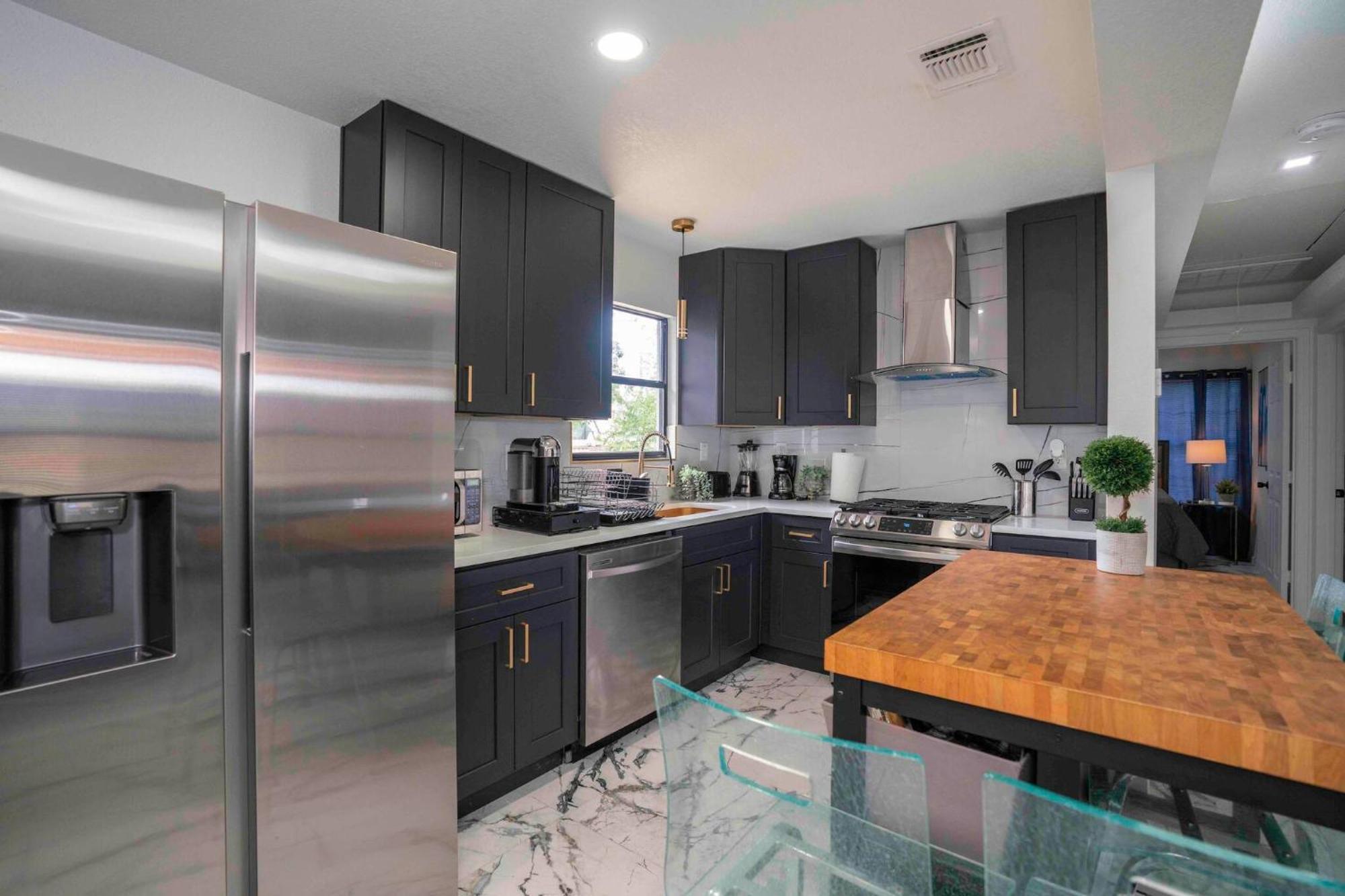 Holiday home Stylish~renovated 4br/2bat 3minairport 10mindowtn *