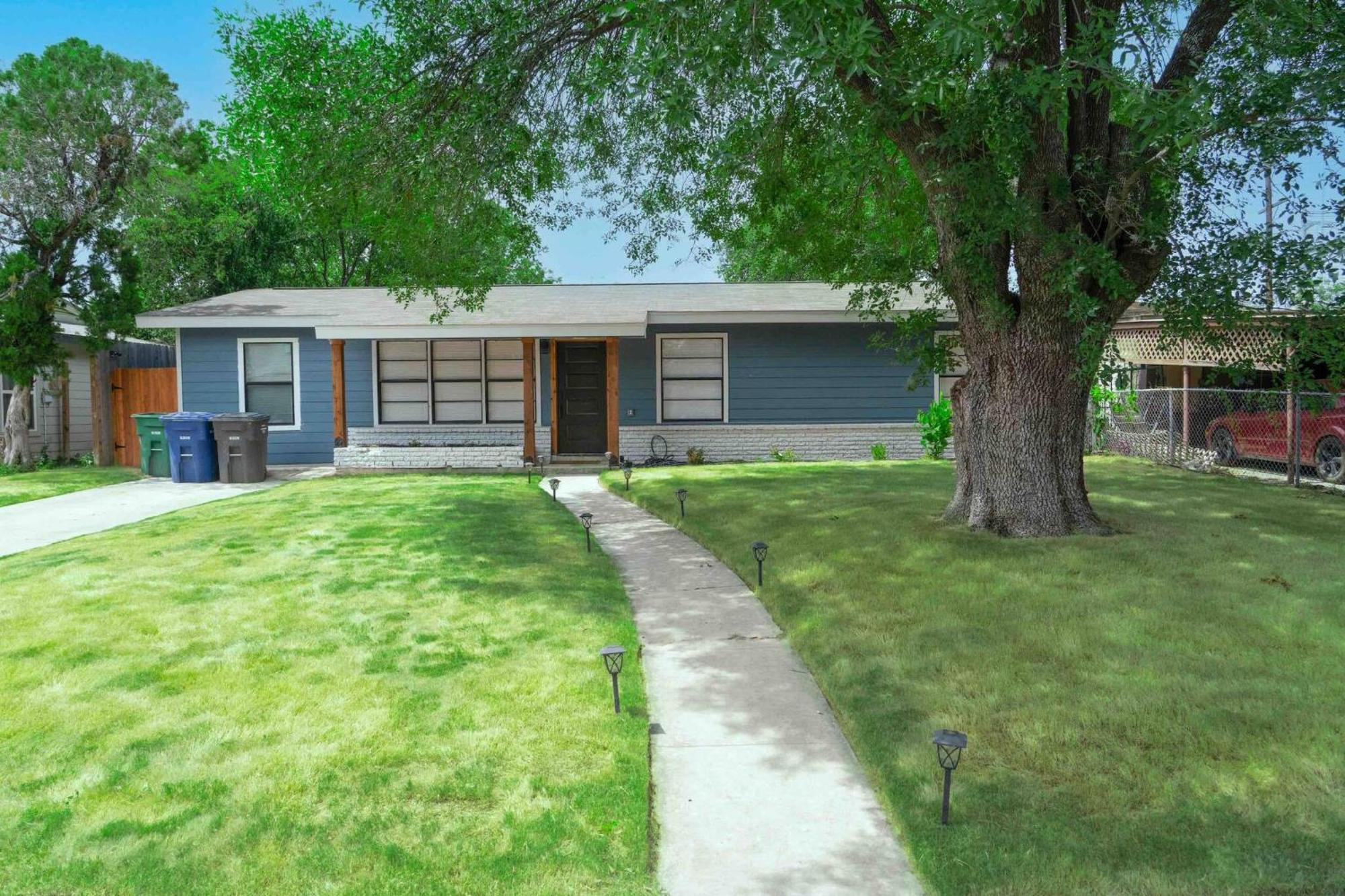 Holiday home Stylish~renovated 4br/2bat 3minairport 10mindowtn *