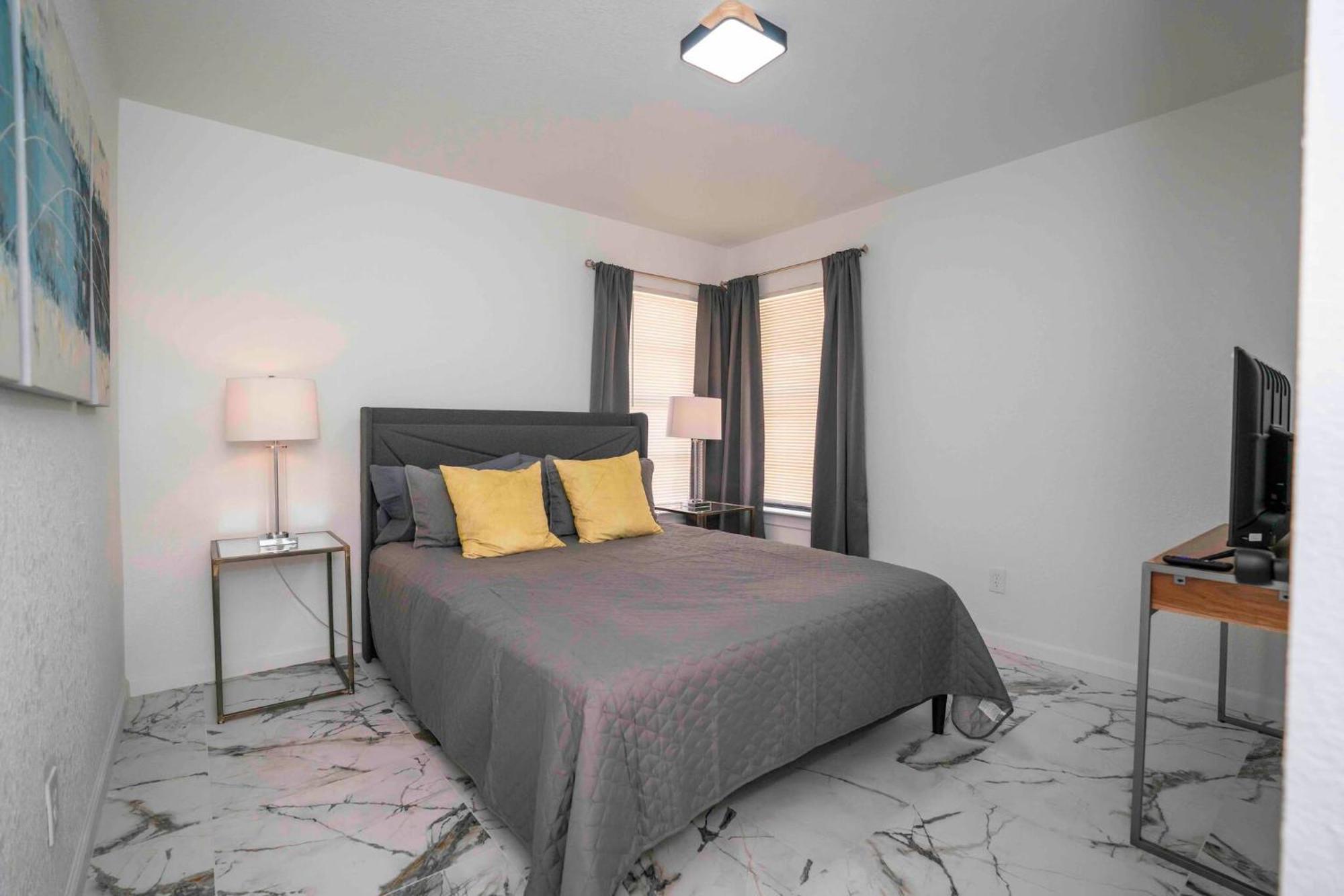 Stylish~renovated 4br/2bat 3minairport 10mindowtn