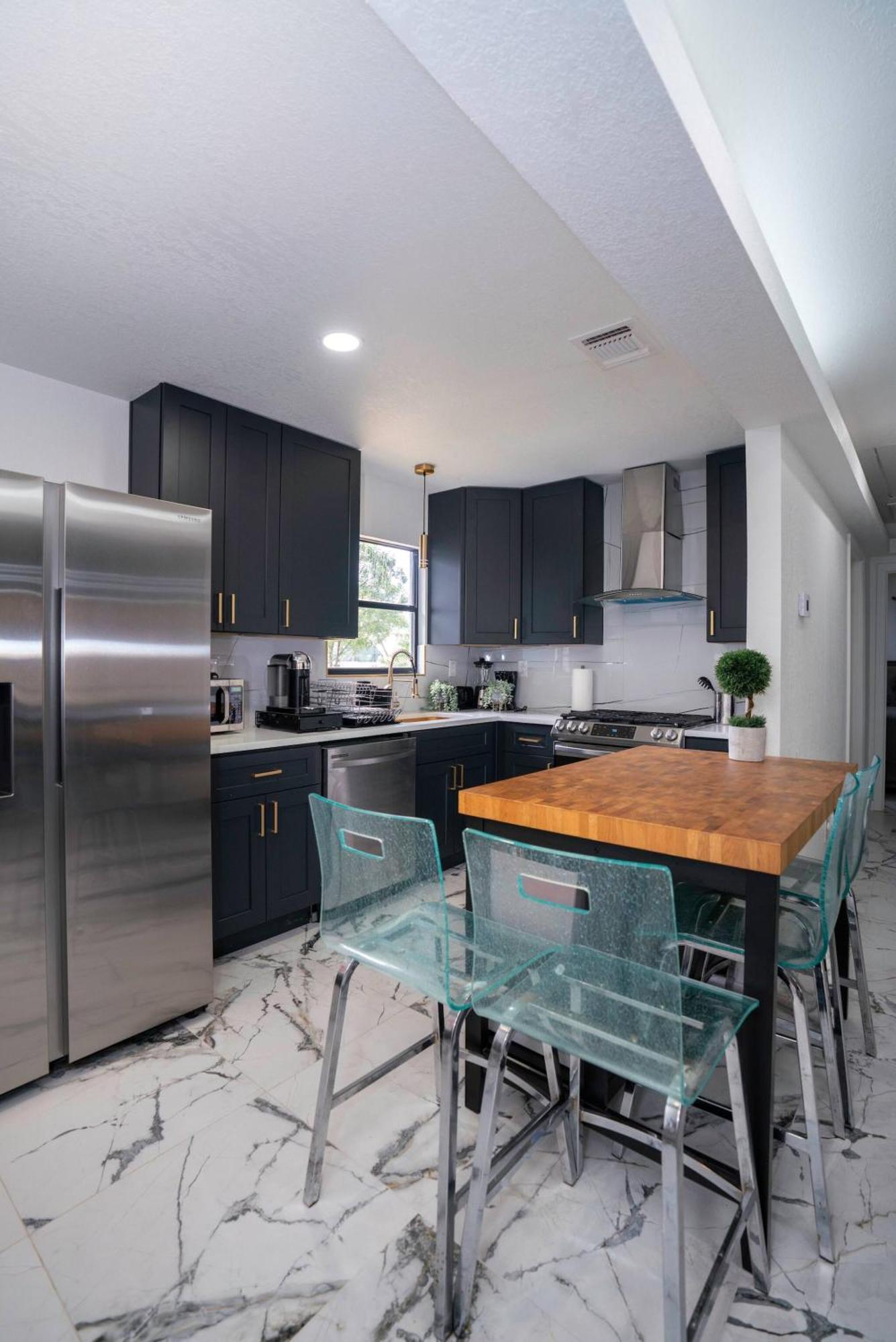 Stylish~renovated 4br/2bat 3minairport 10mindowtn *