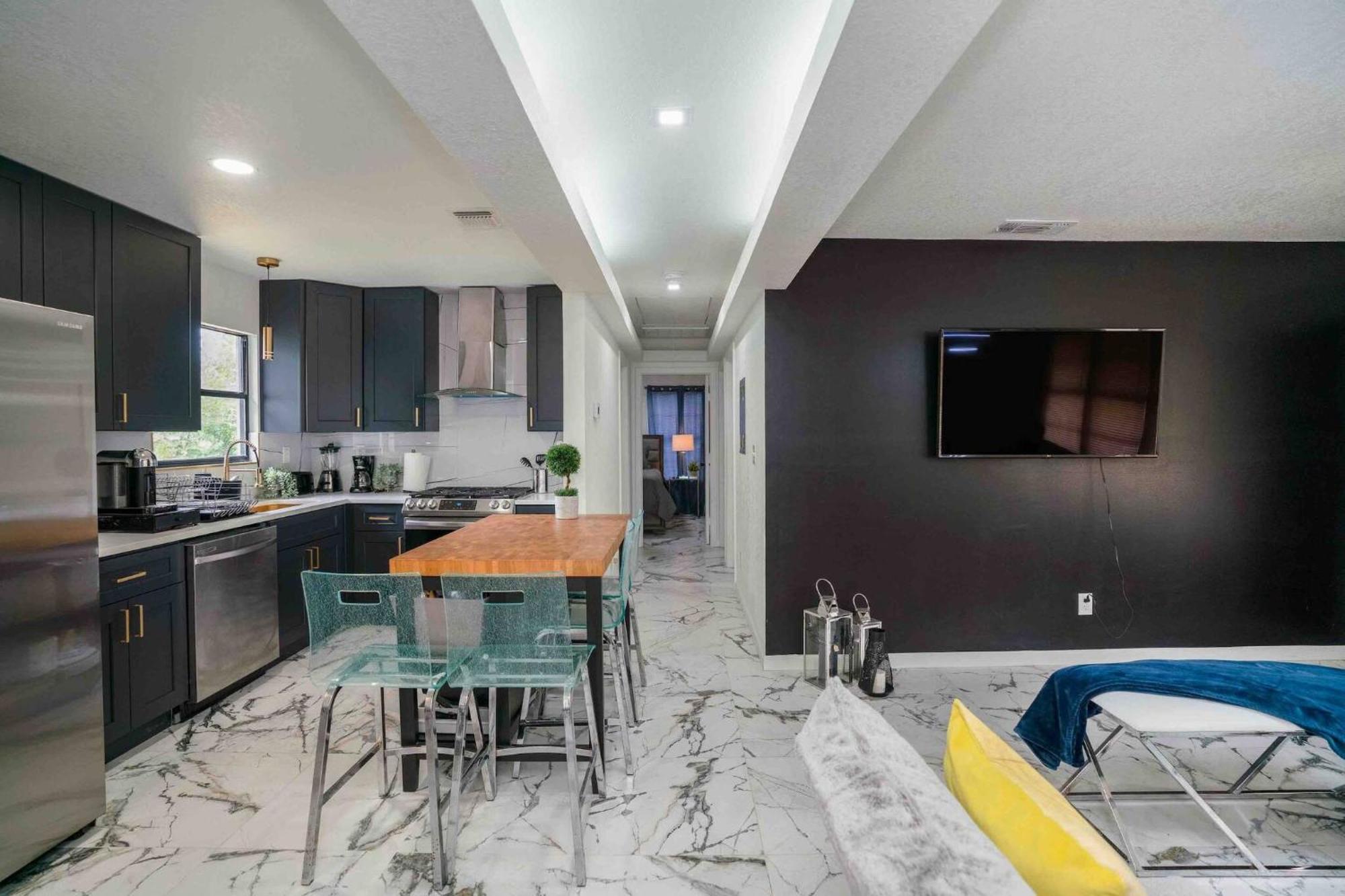 Stylish~renovated 4br/2bat 3minairport 10mindowtn