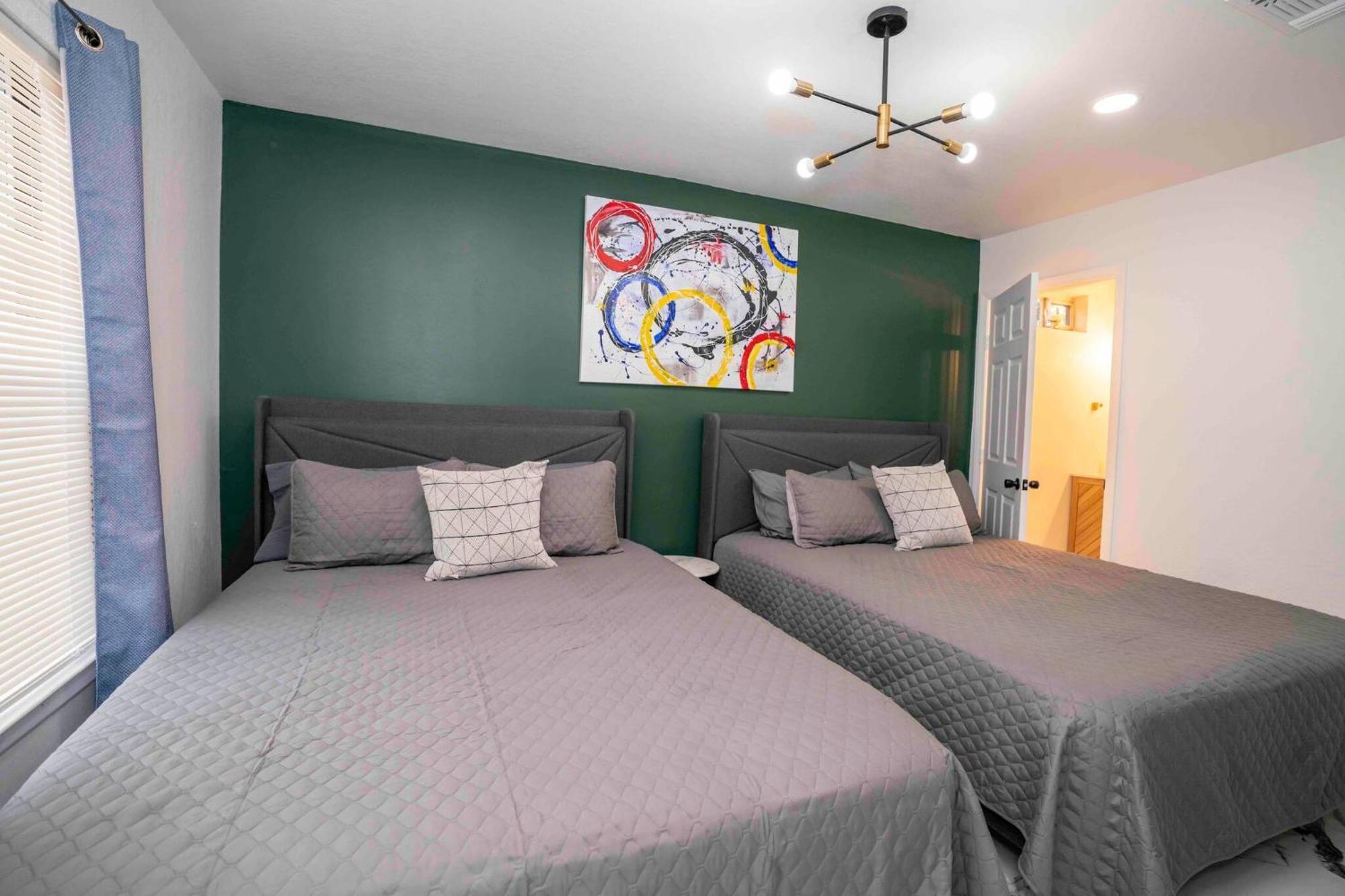 Stylish~renovated 4br/2bat 3minairport 10mindowtn Сasa de vacaciones