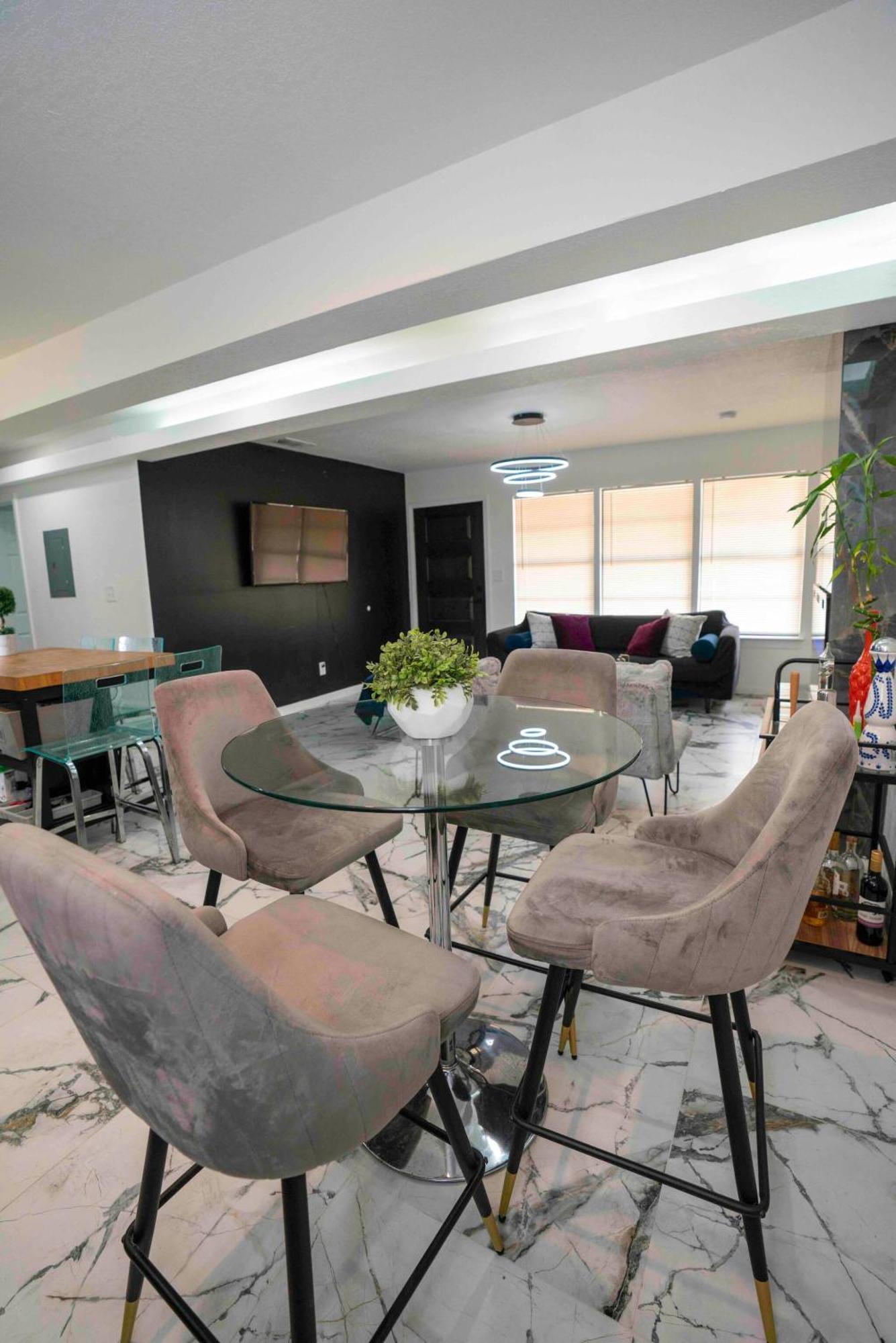 Сasa de vacaciones Stylish~renovated 4br/2bat 3minairport 10mindowtn *