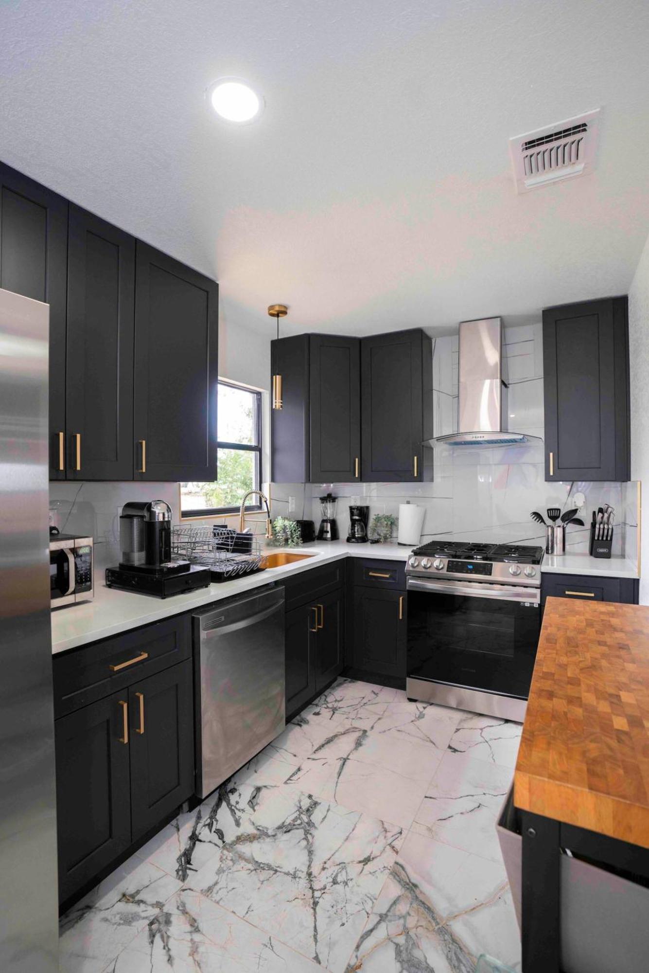 Stylish~renovated 4br/2bat 3minairport 10mindowtn